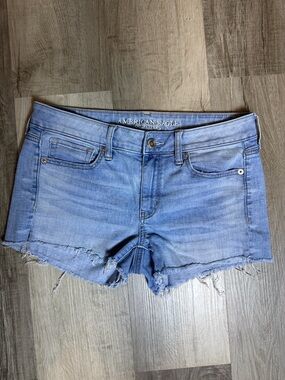 AMERICAN EAGLE “MIDI” light wash Short Shorts